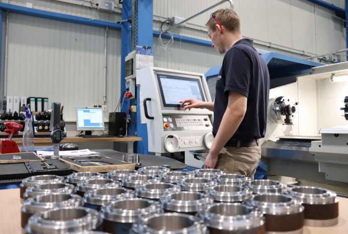 Mitarbeiter an Maschine