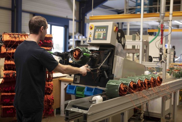 Mitarbeiter an Maschine